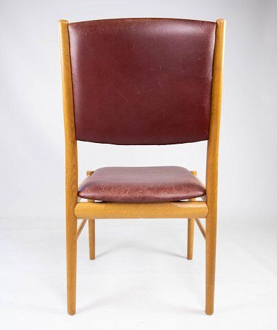 Suite of six chairs in oak and leather