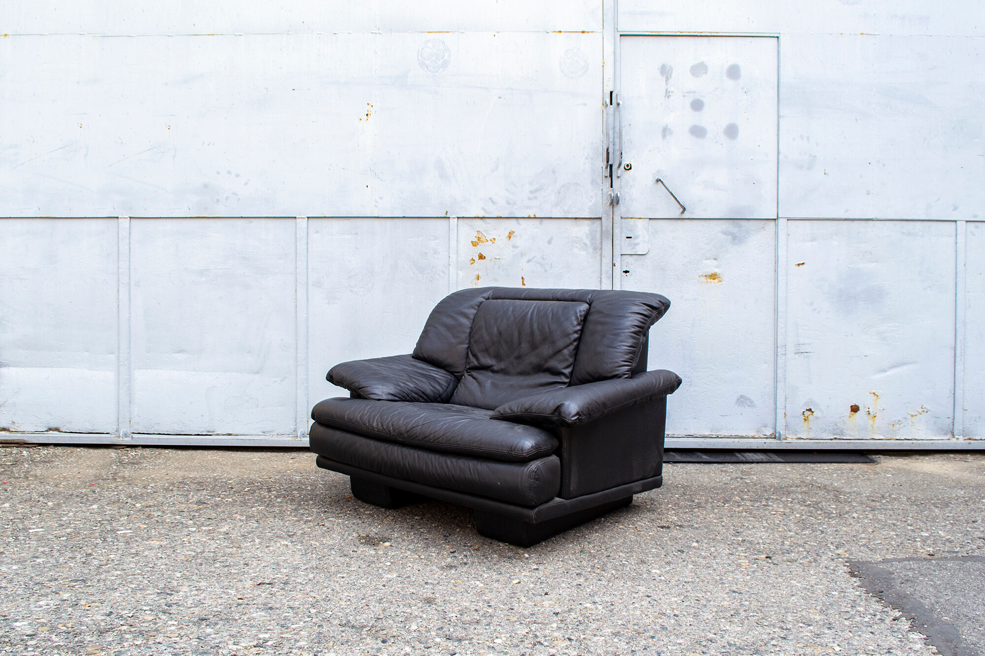 Pair of armchairs in black leather Italy 70s