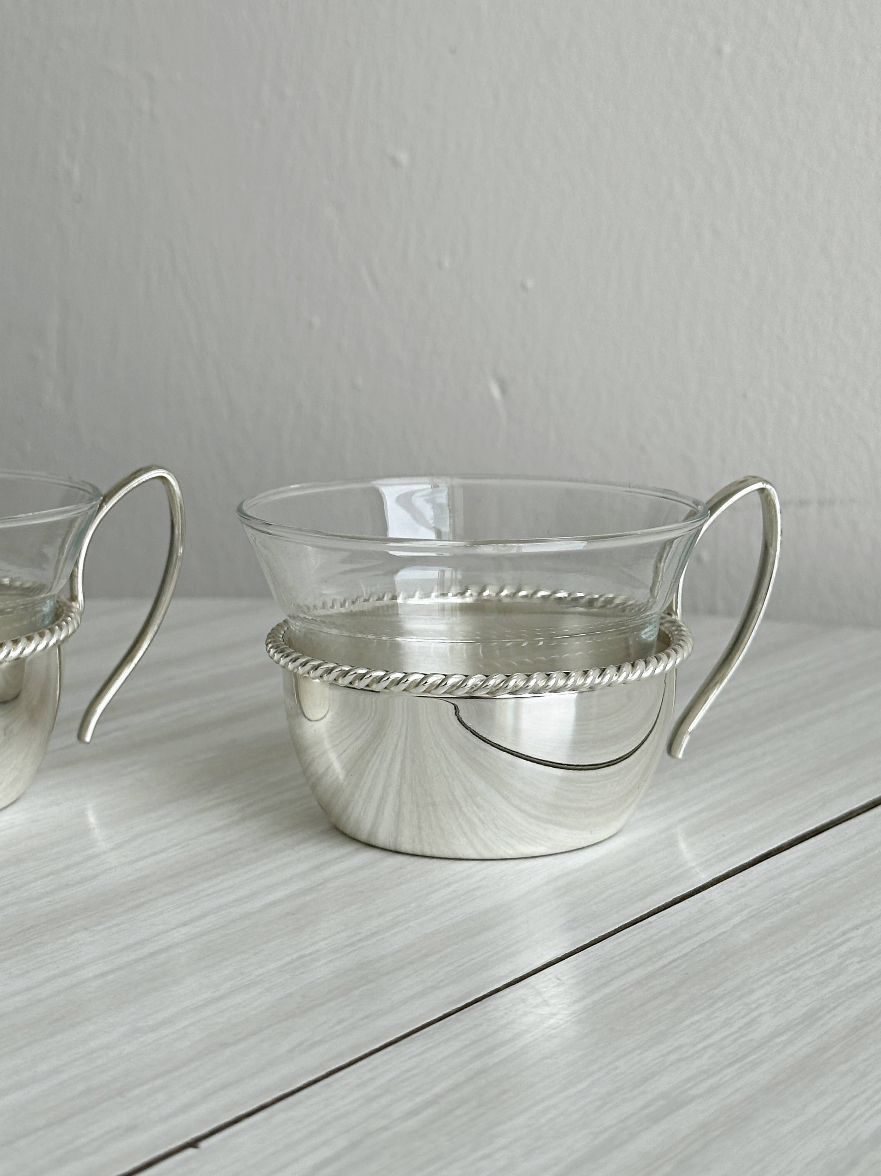Paire de tasses en métal blanc léger