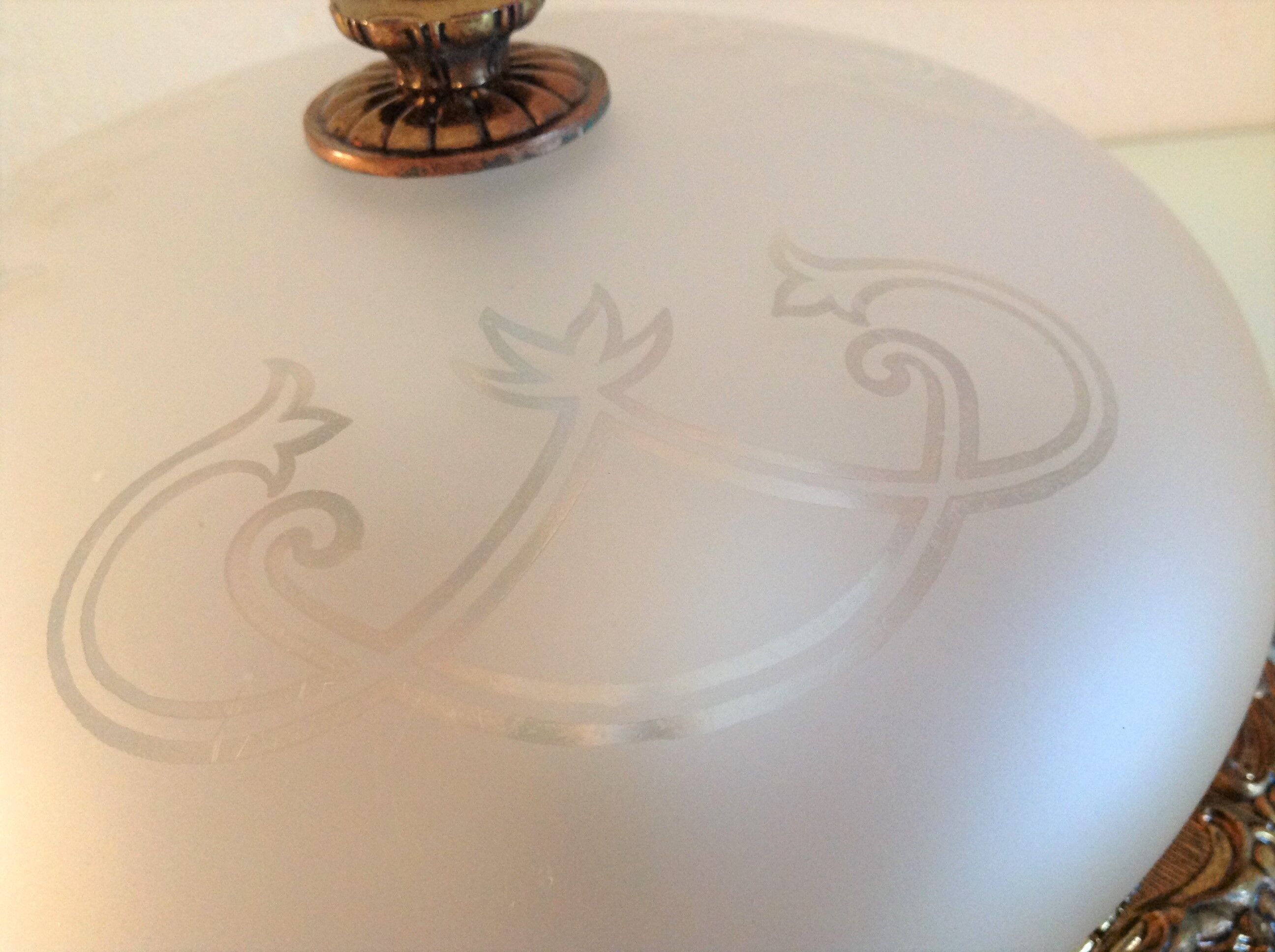 Round ceiling lamp in frosted glass art deco style