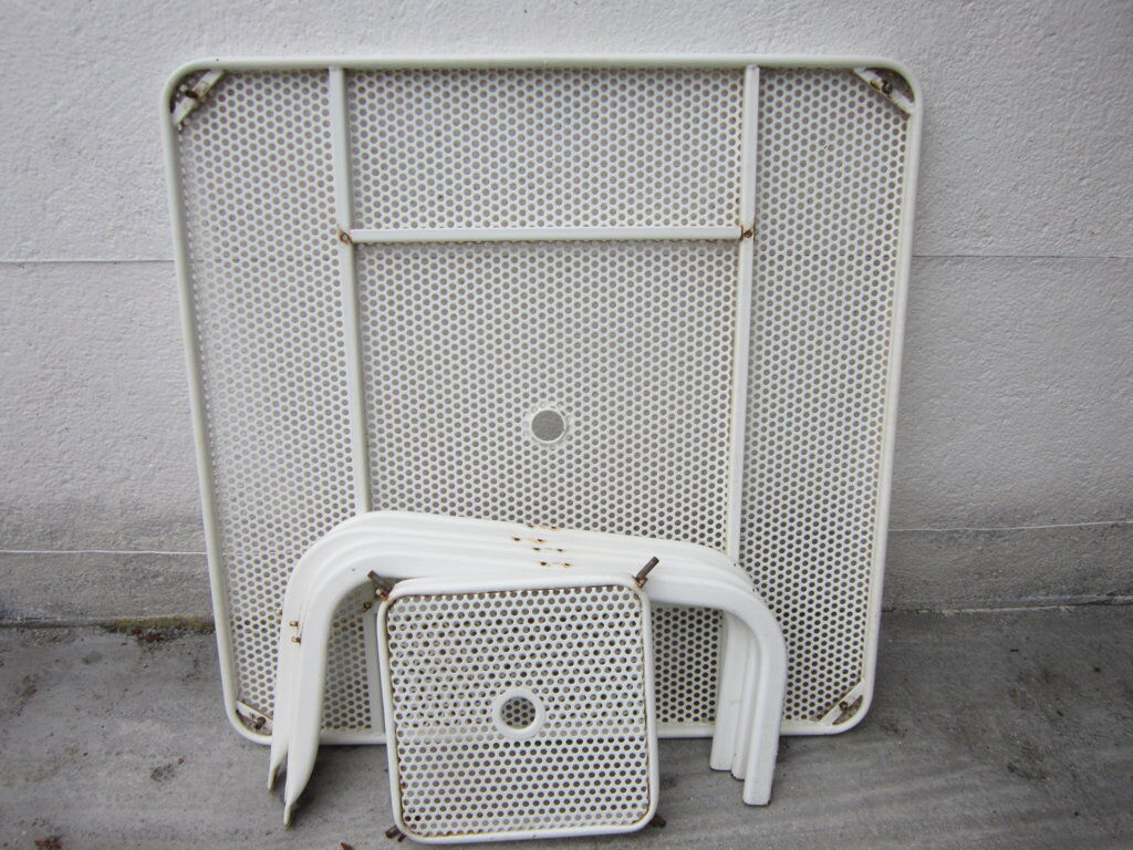 Table de jardin en métal perforé Emu