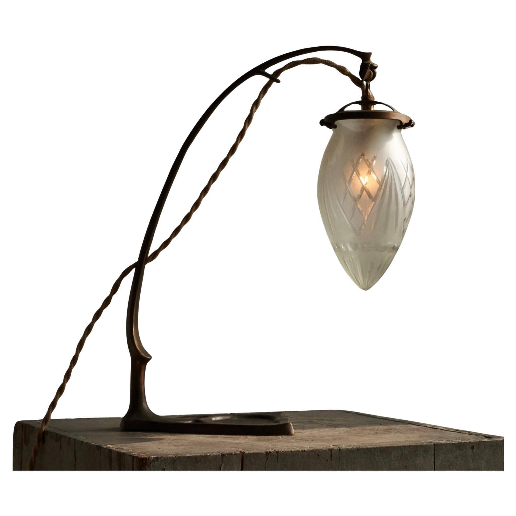 Art Nouveau table lamp in cast brass and engraved glass, 1920s