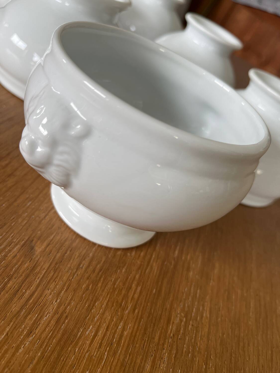 6 white porcelain lion head soup bowls