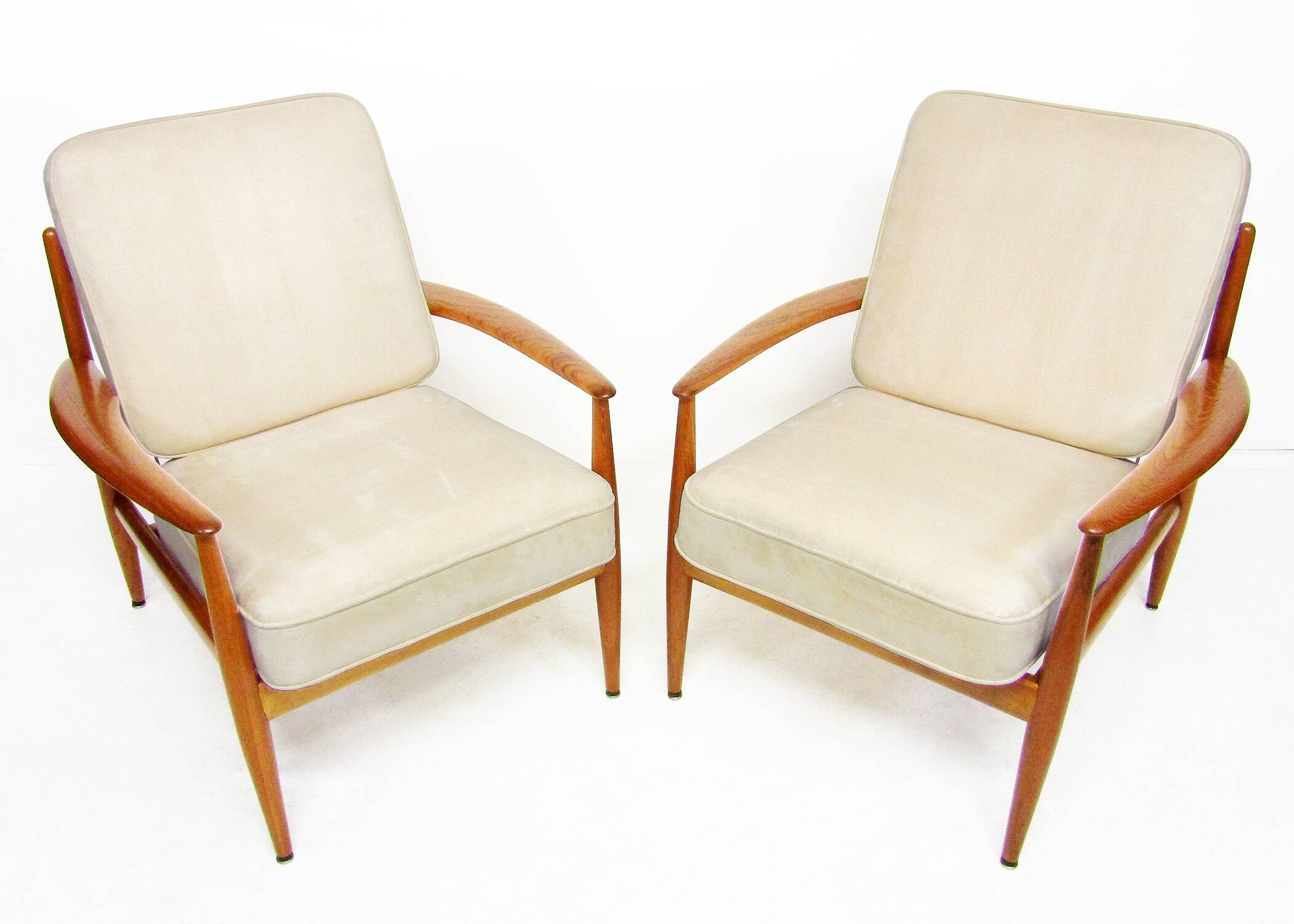 Two "118" Lounge Chairs by Grete Jalk