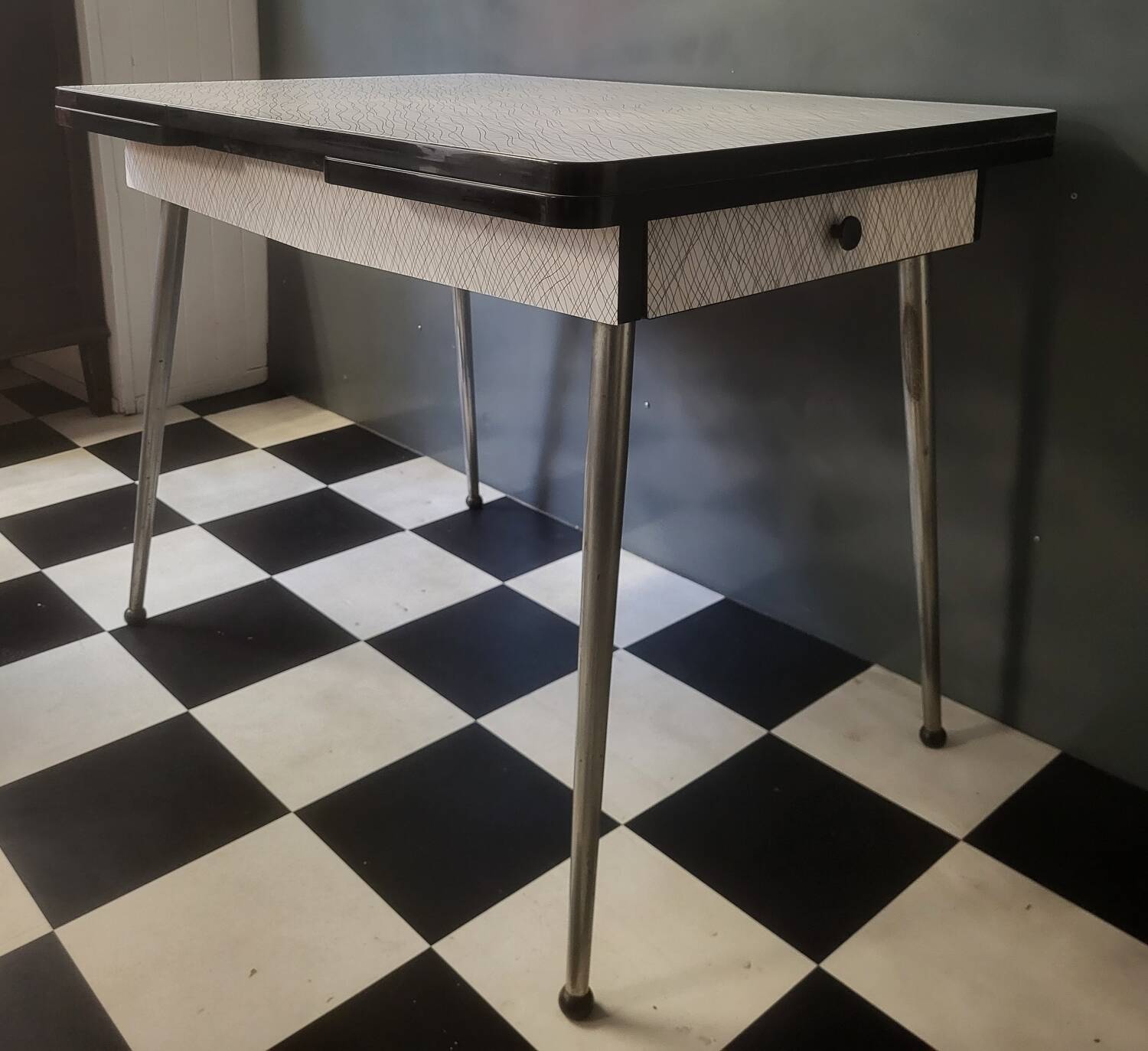 Extendable table in formica