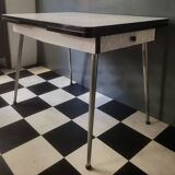 Extendable table in formica