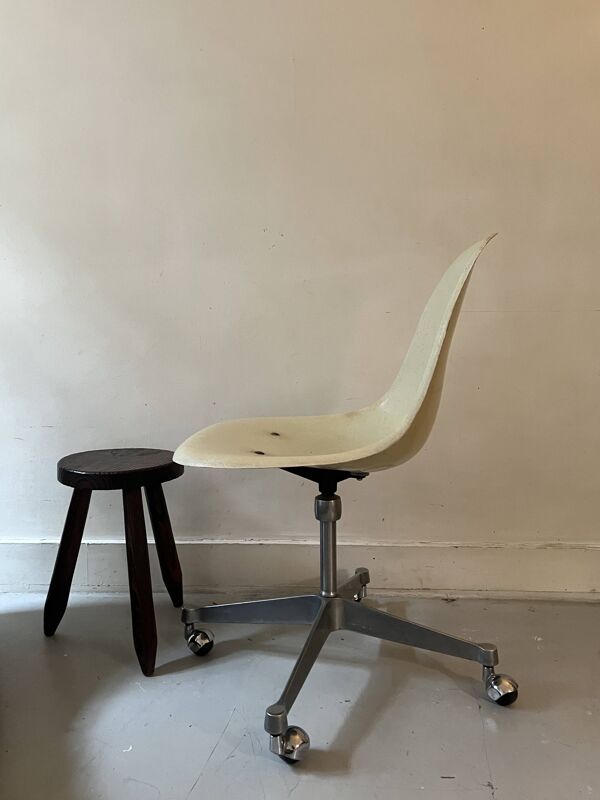 Chaise roue en fibre de verre écru H. Miller pour Mobilier international