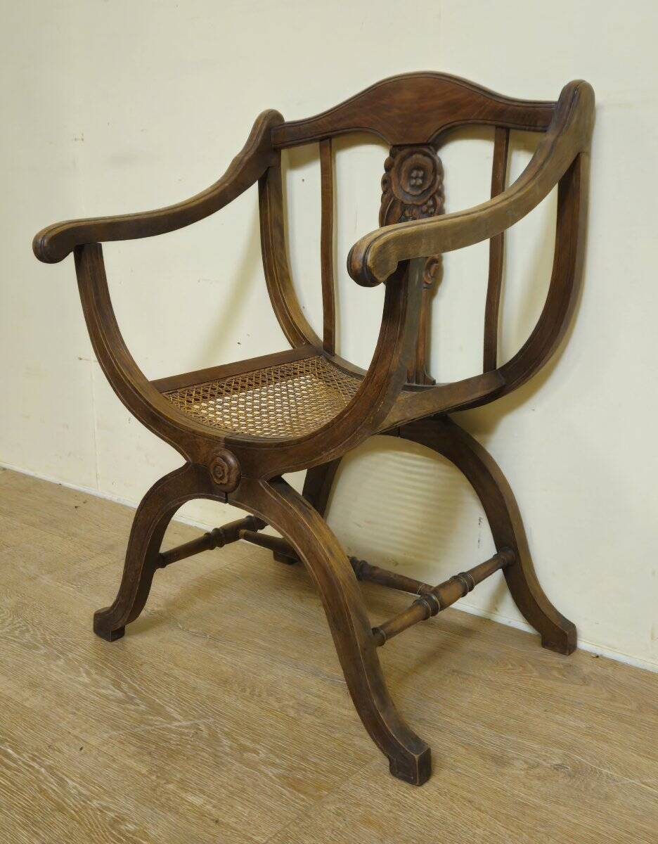 Fauteuil curule de style Art Nouveau en noyer sculpté et assise cannée