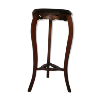 Tripod round pedestal table