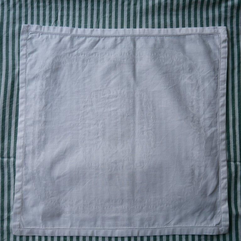 White cotton damask tablecloth with 6 towels