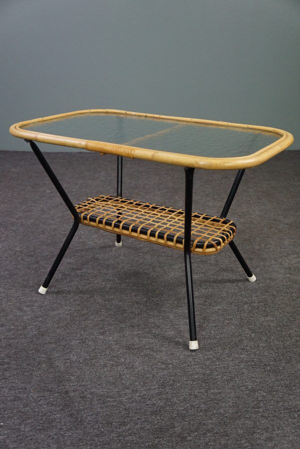Table basse vintage en rotin Dutch Design avec plateau en verre nuage 1960