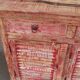 Buffet en bois avec reflets rouges
