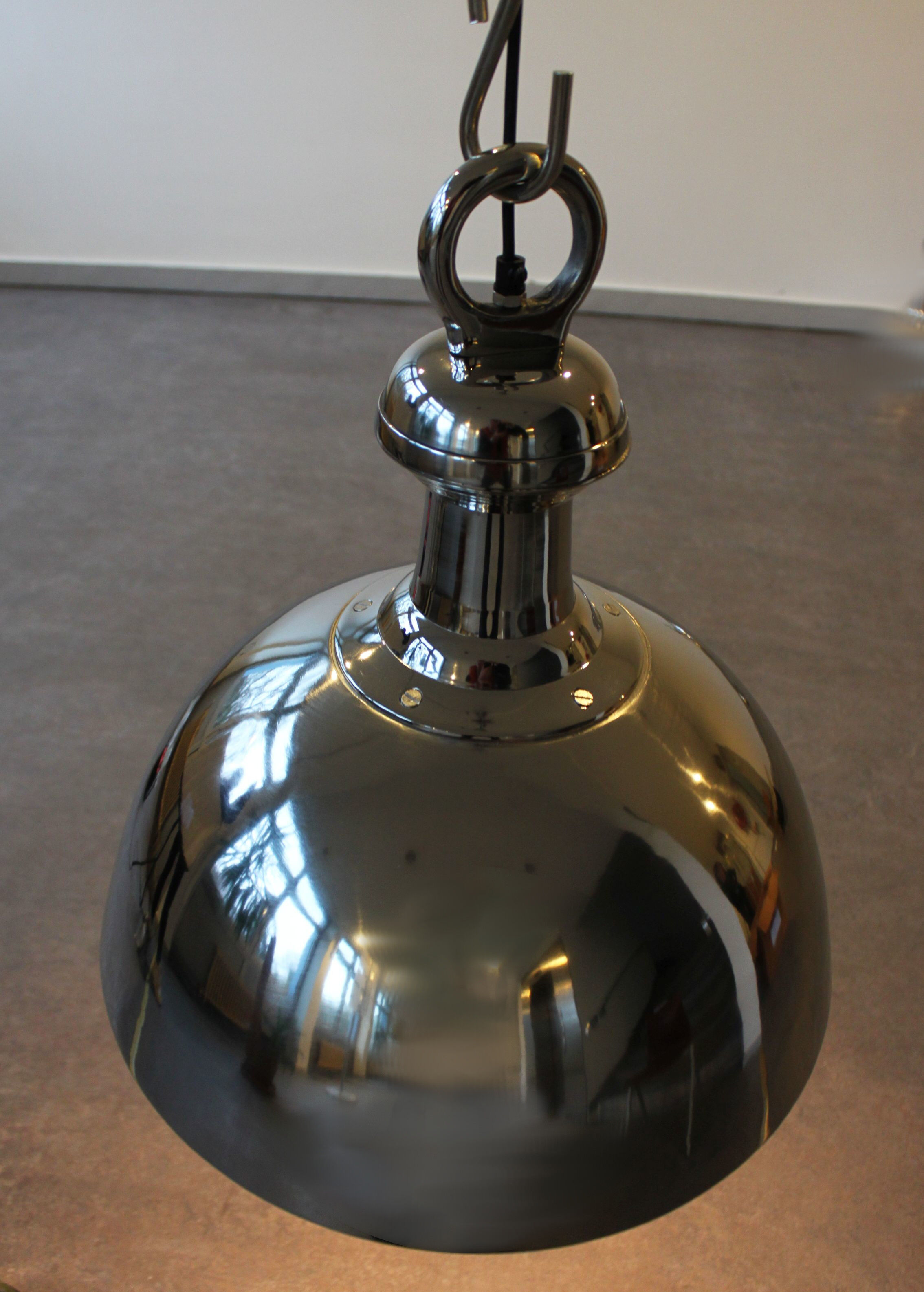 Suspension en nickel, style industriel.