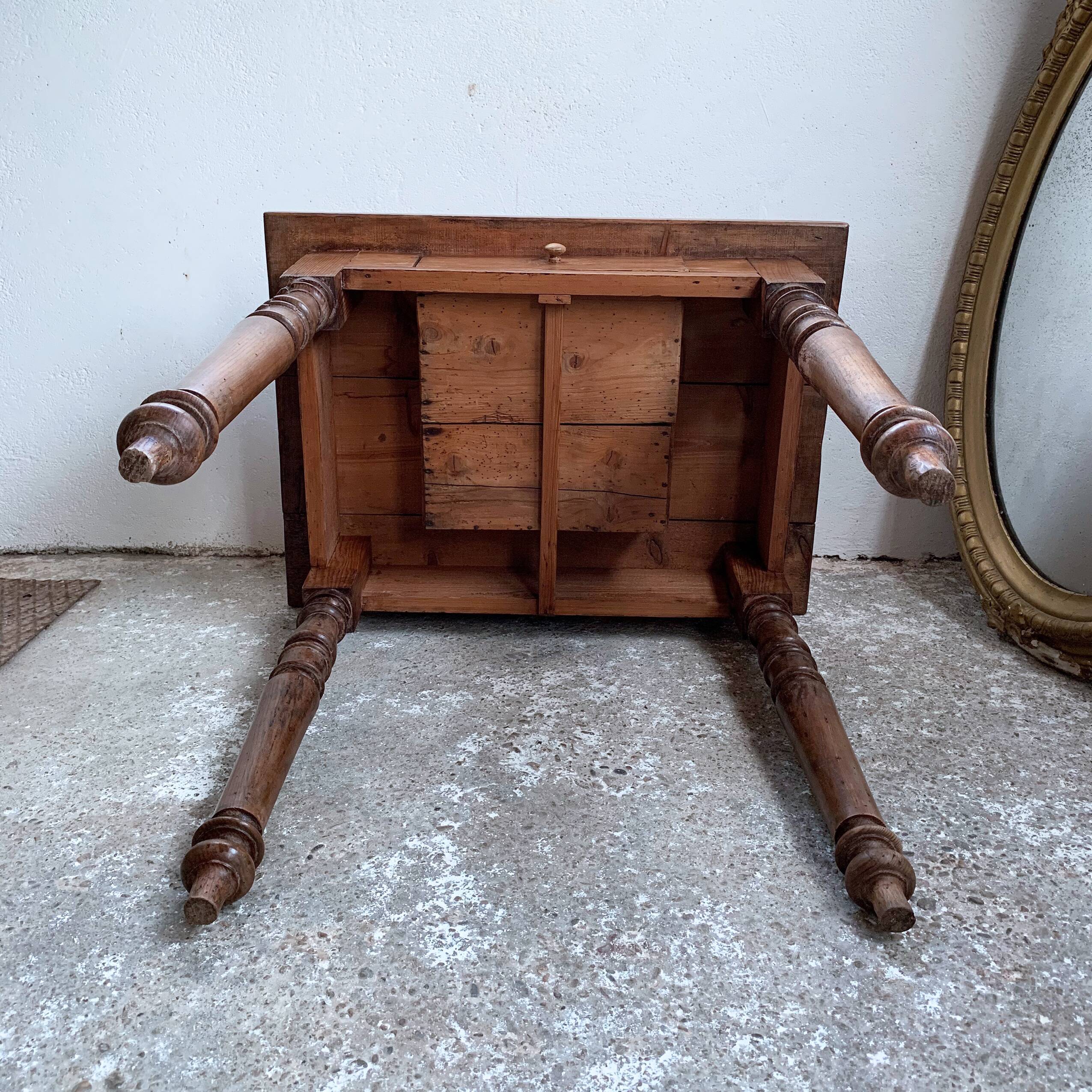 Small English pine table - early 20th century