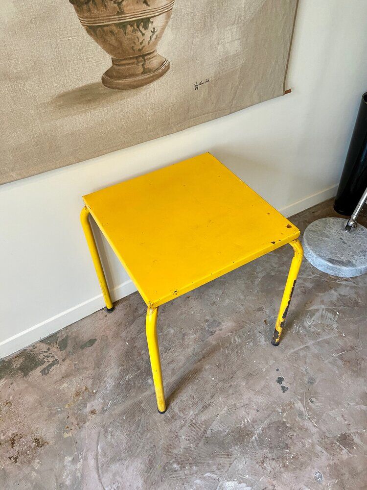 Yellow metal table ☐ 60 x 60 cm
