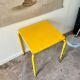 Table en métal jaune