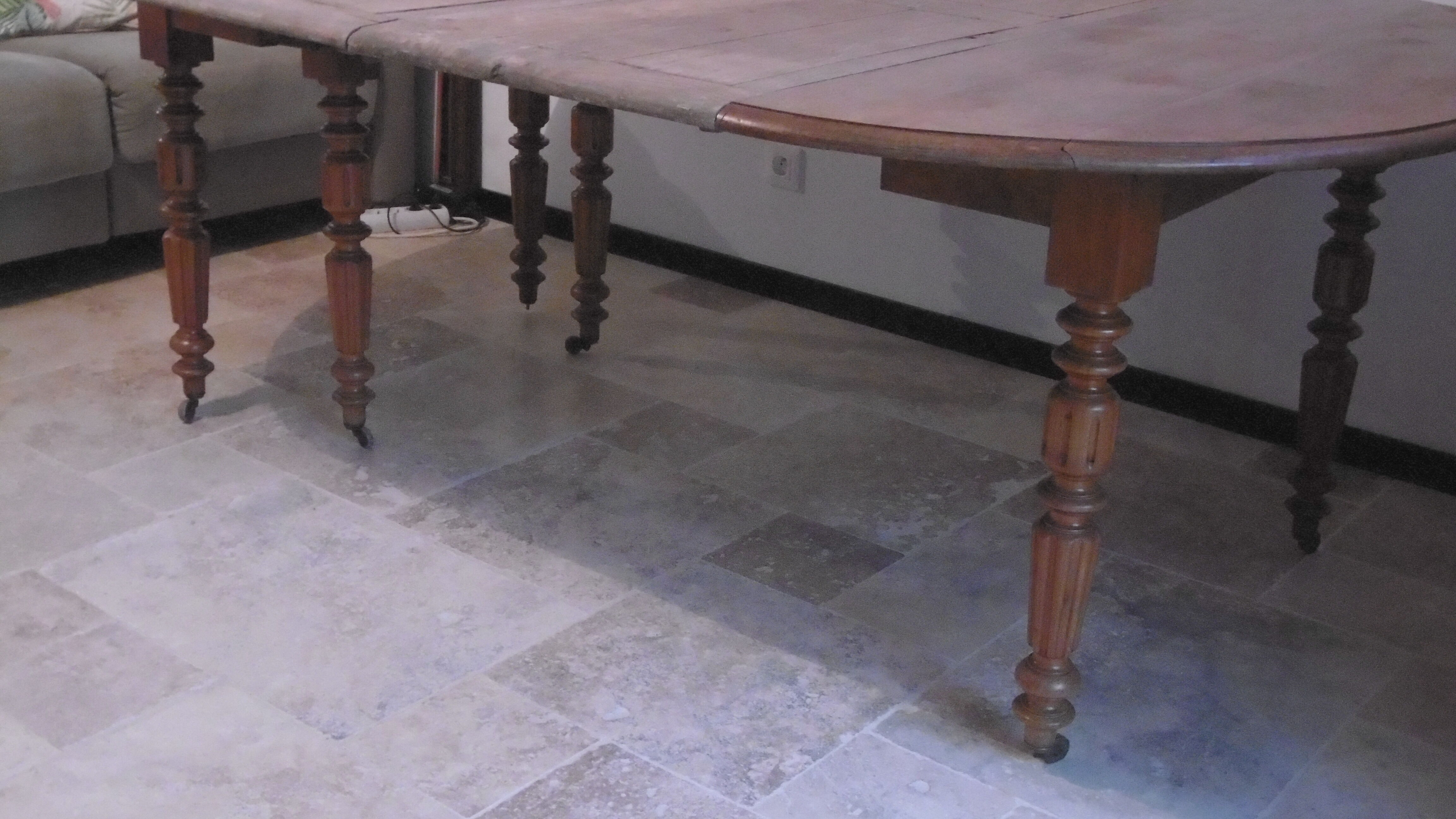 Table 6 feet with two extensions in Cherry