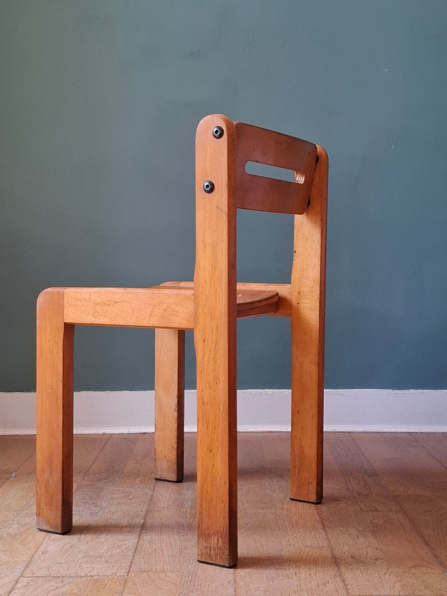 Chaise enfant moderniste