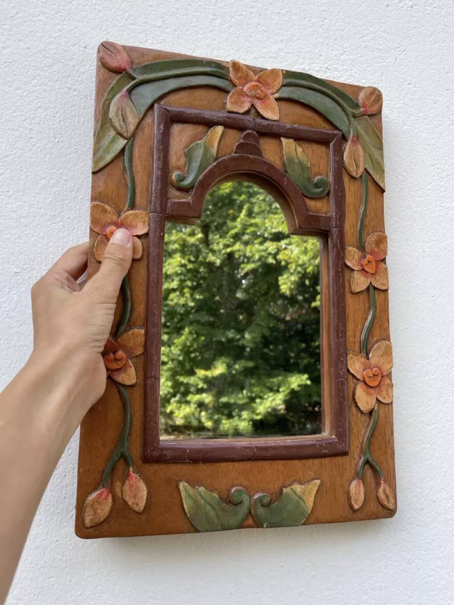 Petit miroir en bois ancien sculpté de fleurs 36x25