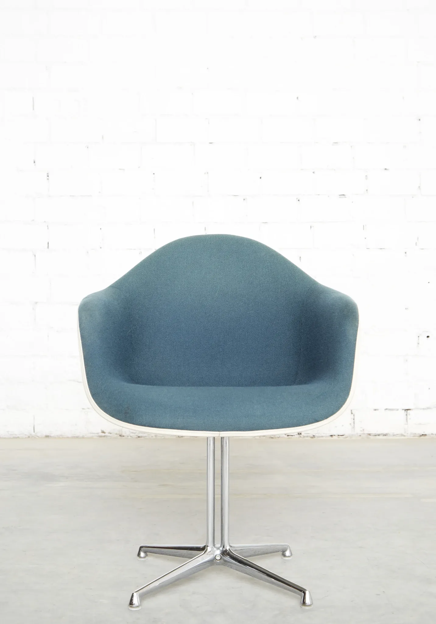 Pair dal la fonda fiberglas chair by charles & ray eames for vitra