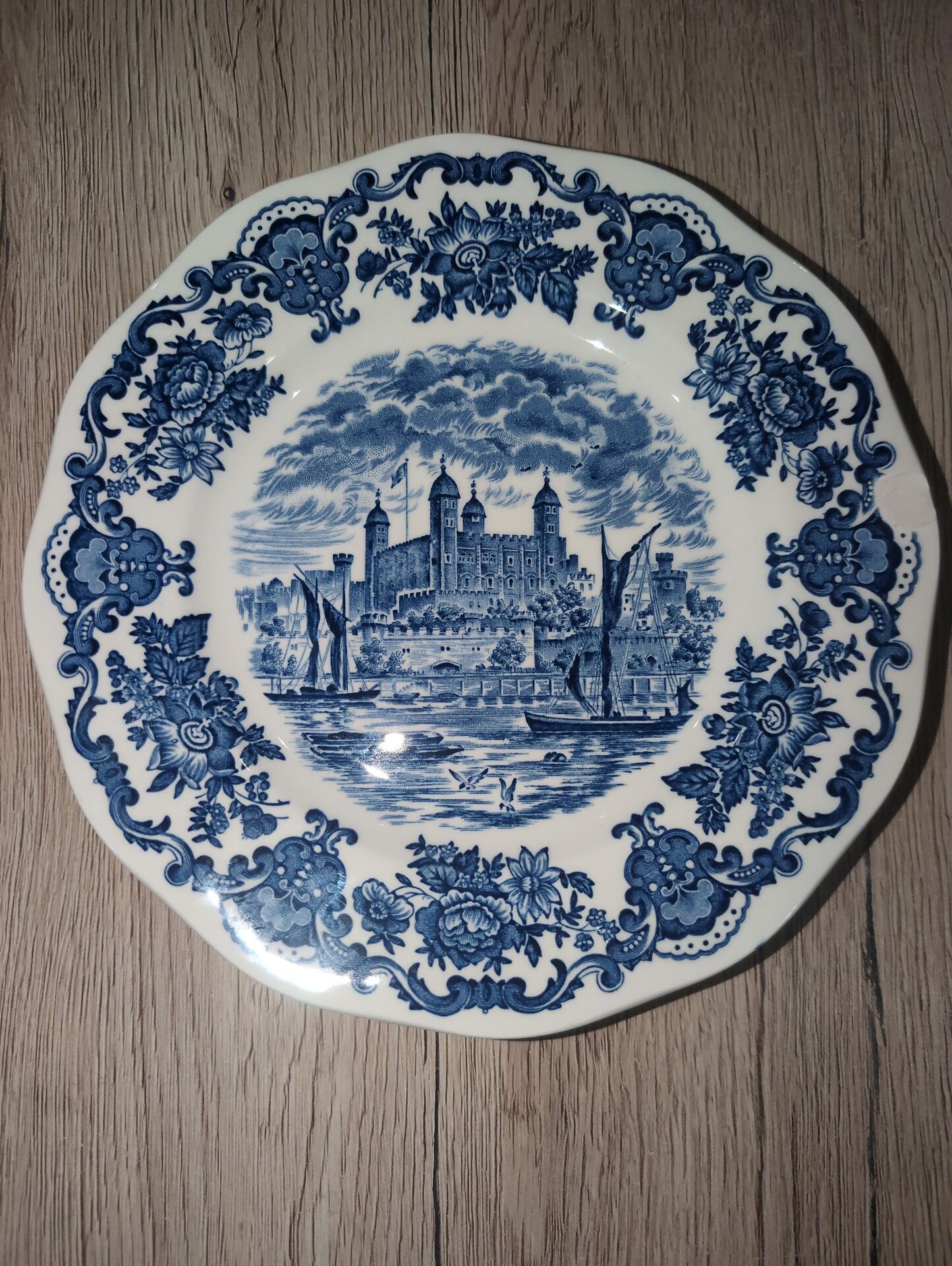 Service of 12 Enoch Wedgwood Tower of London 20cm Dinner Plates New