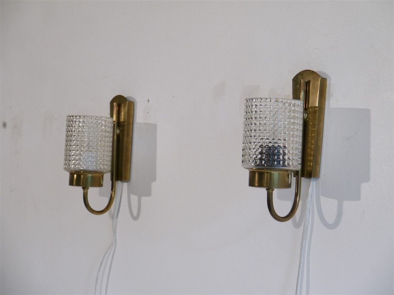 Pair of vintage wall lamp in brass and glass