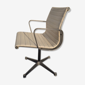 EA 107 armchair by Charles et Ray Eames for Herman Miller 1950