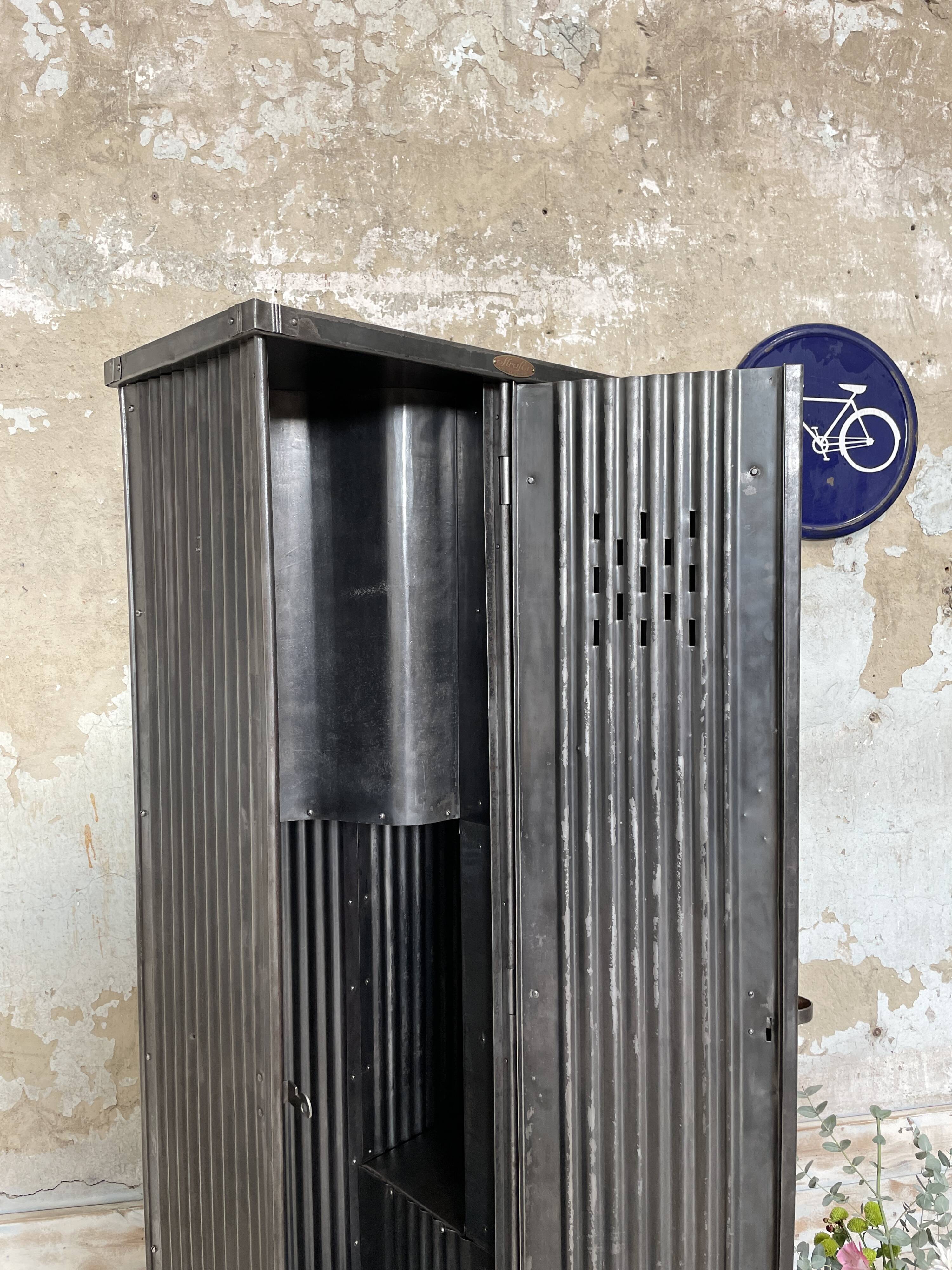 Strafor double-door corrugated iron cloakroom, circa 1920.