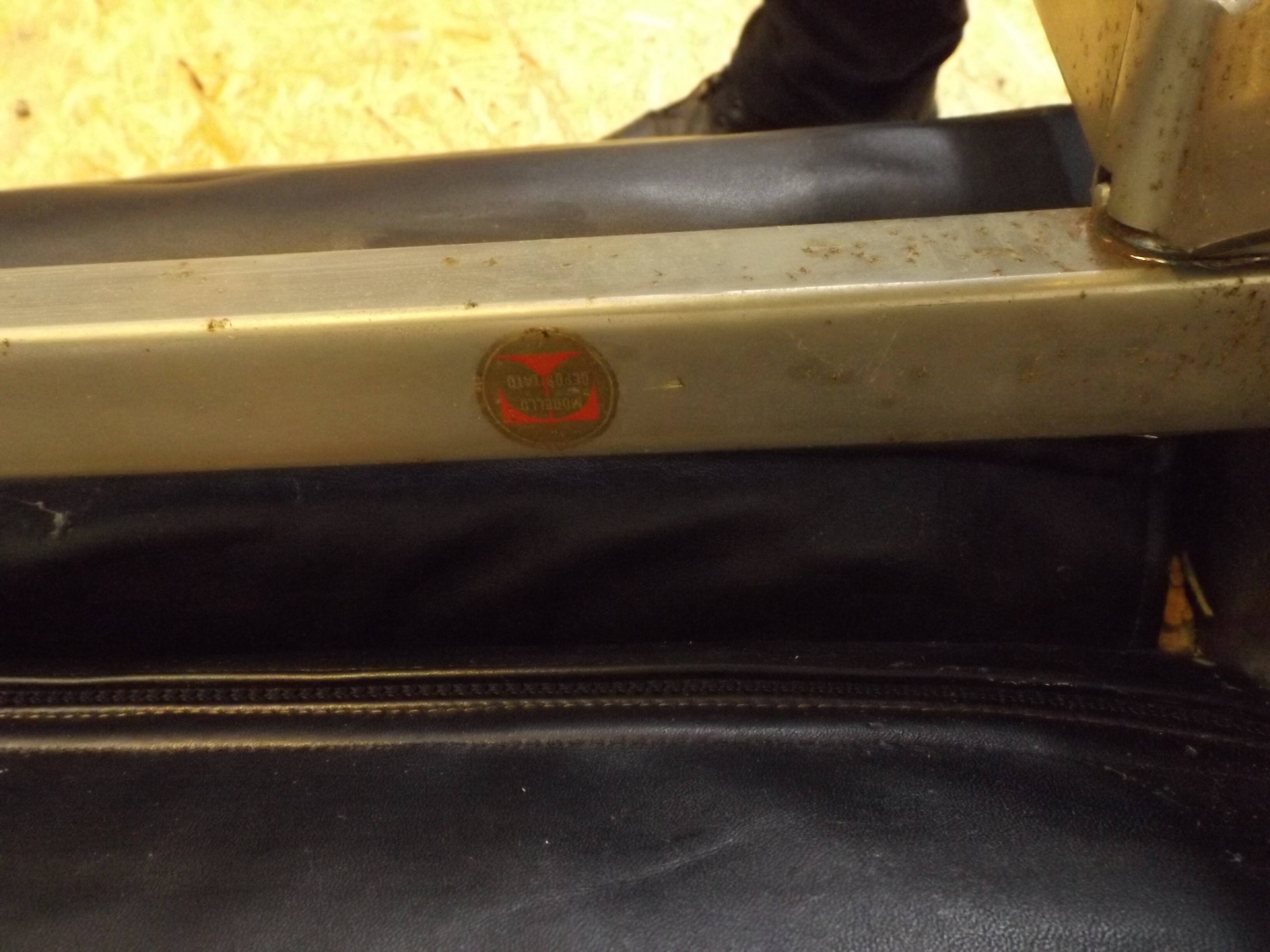 Tecno P40 chaise longue  , cuir noir