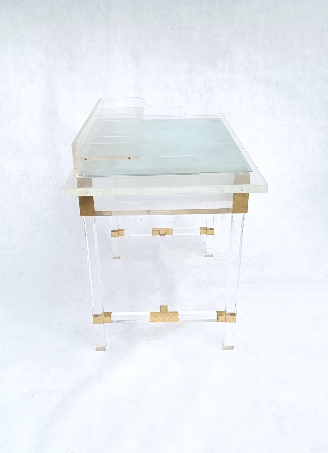 Bureau en verre acrylique et laiton par Charles Hollis Jones