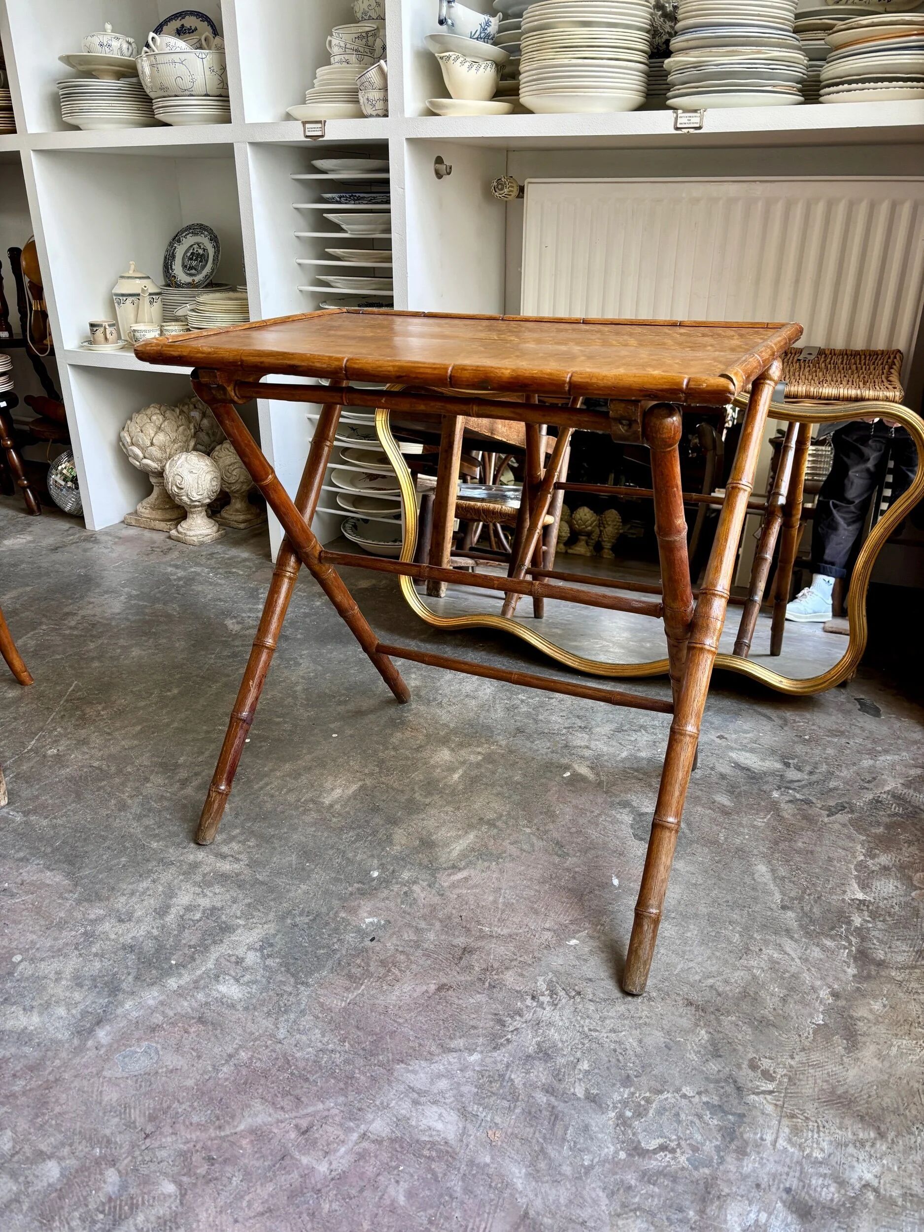 Table pliante en bois imitant le bambou