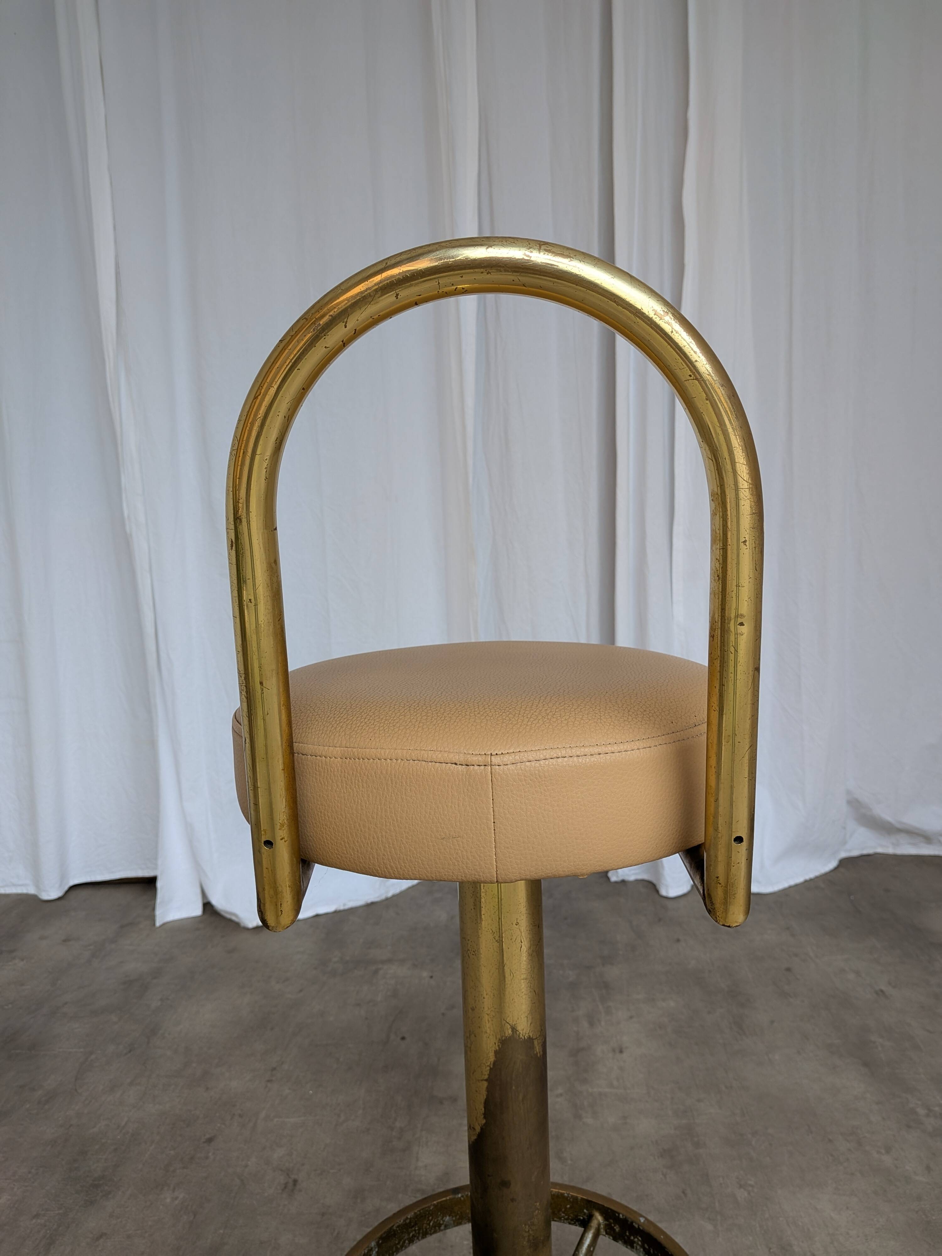 Tabouret de bar italien mid-century modern en laiton et cuir
