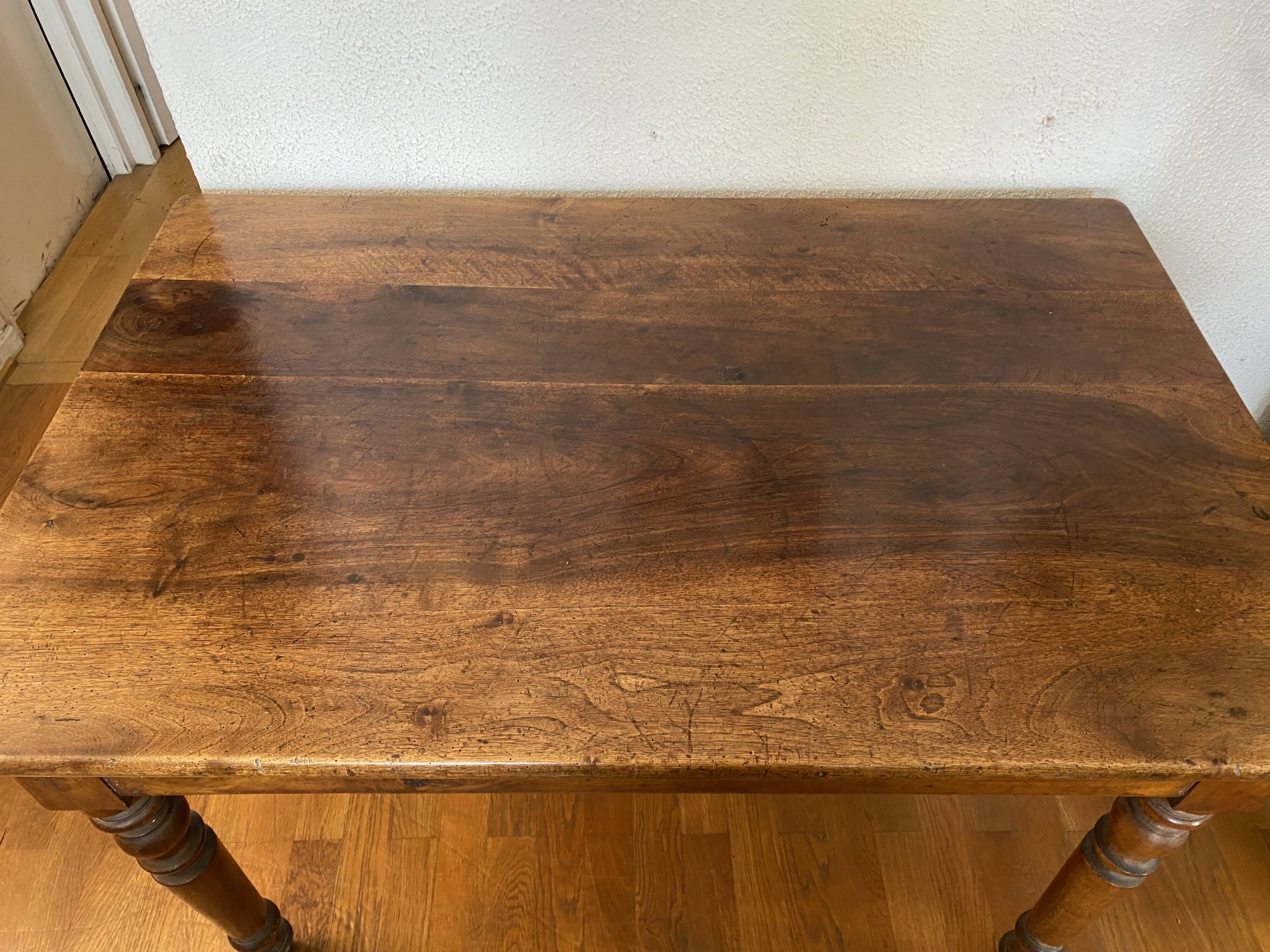 Table de bistro en noyer, pieds tournés
