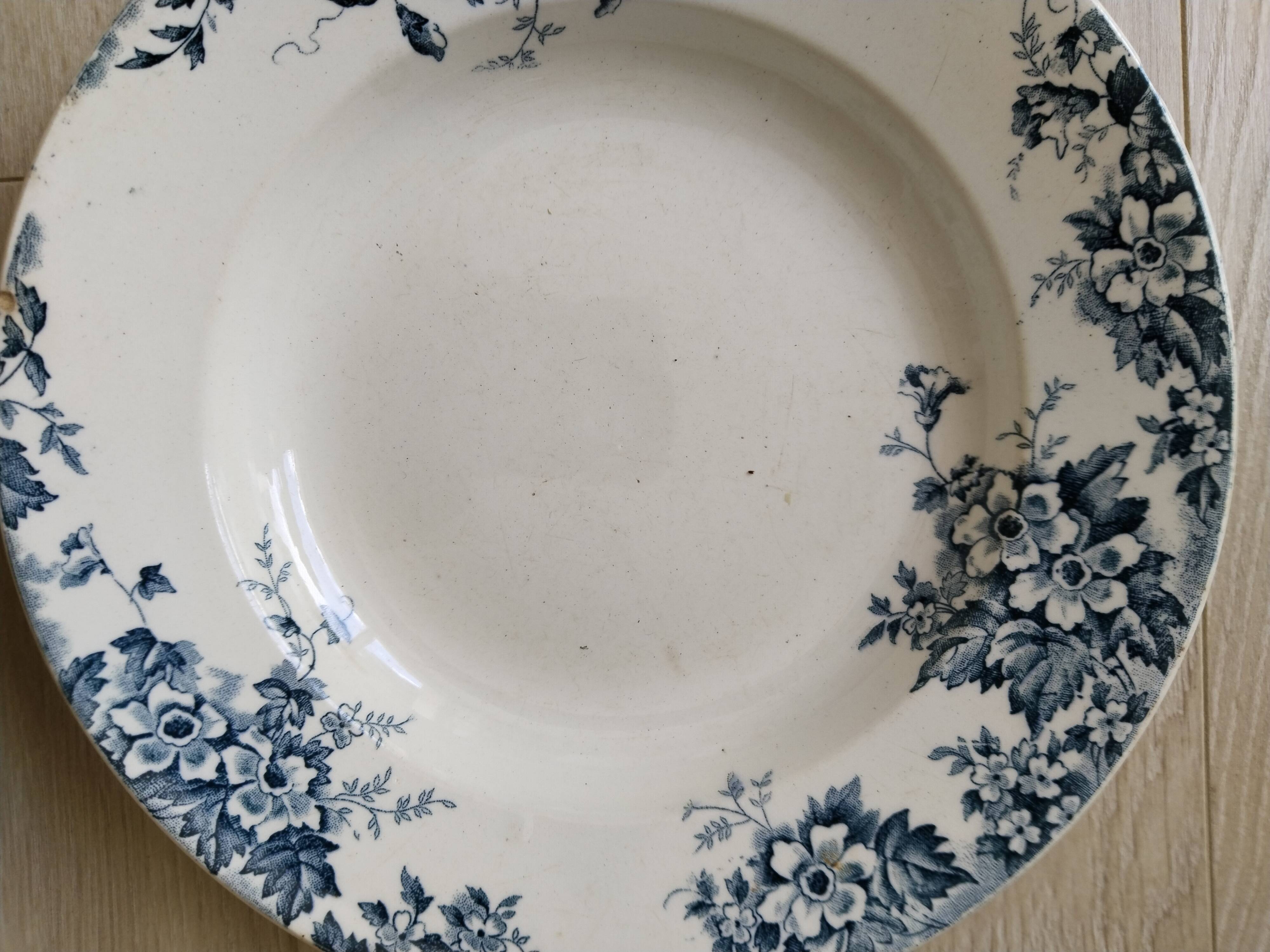 Assiettes creuses ( 5 ) en faïence de Saint Amand et Hamage  , Terre de fer , modèle Marie Louise