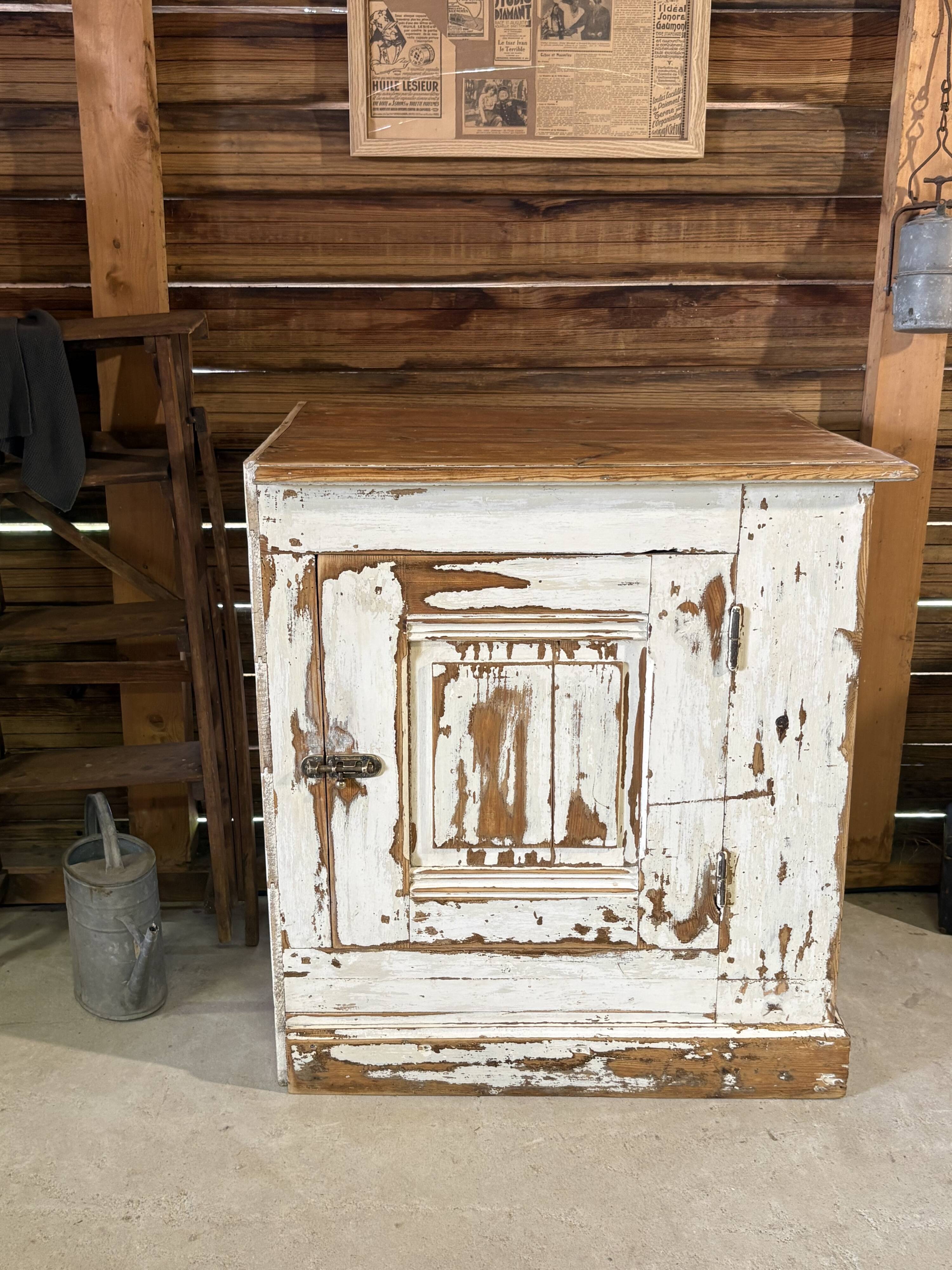 Antique patinated sideboard – chic country spirit – White patina with a lime effect