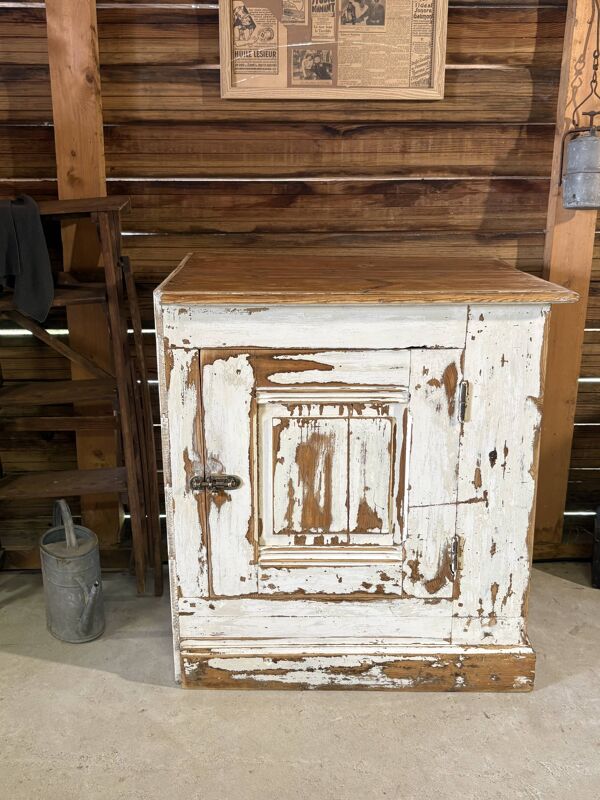 Buffet ancien patiné – esprit campagne chic – Patine blanche effet chaulé
