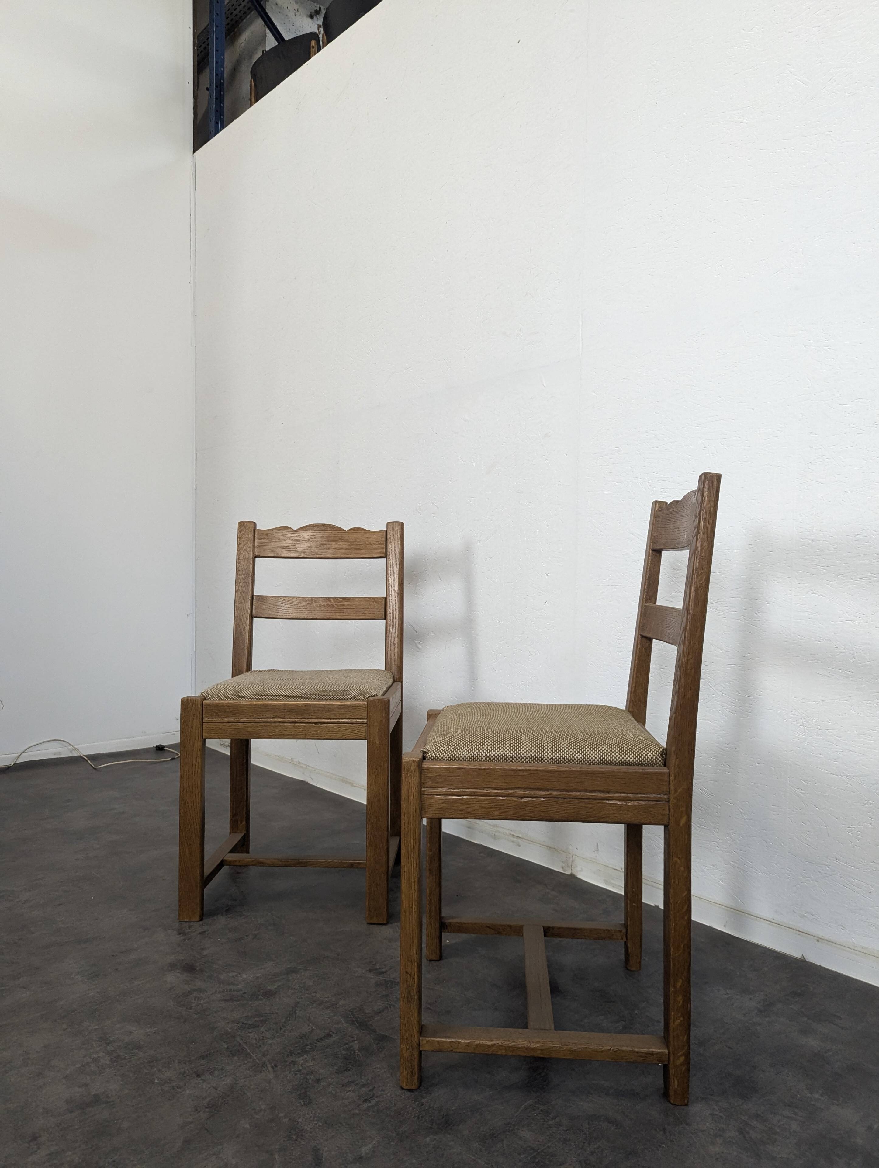 Paire de chaises en chêne des années 40