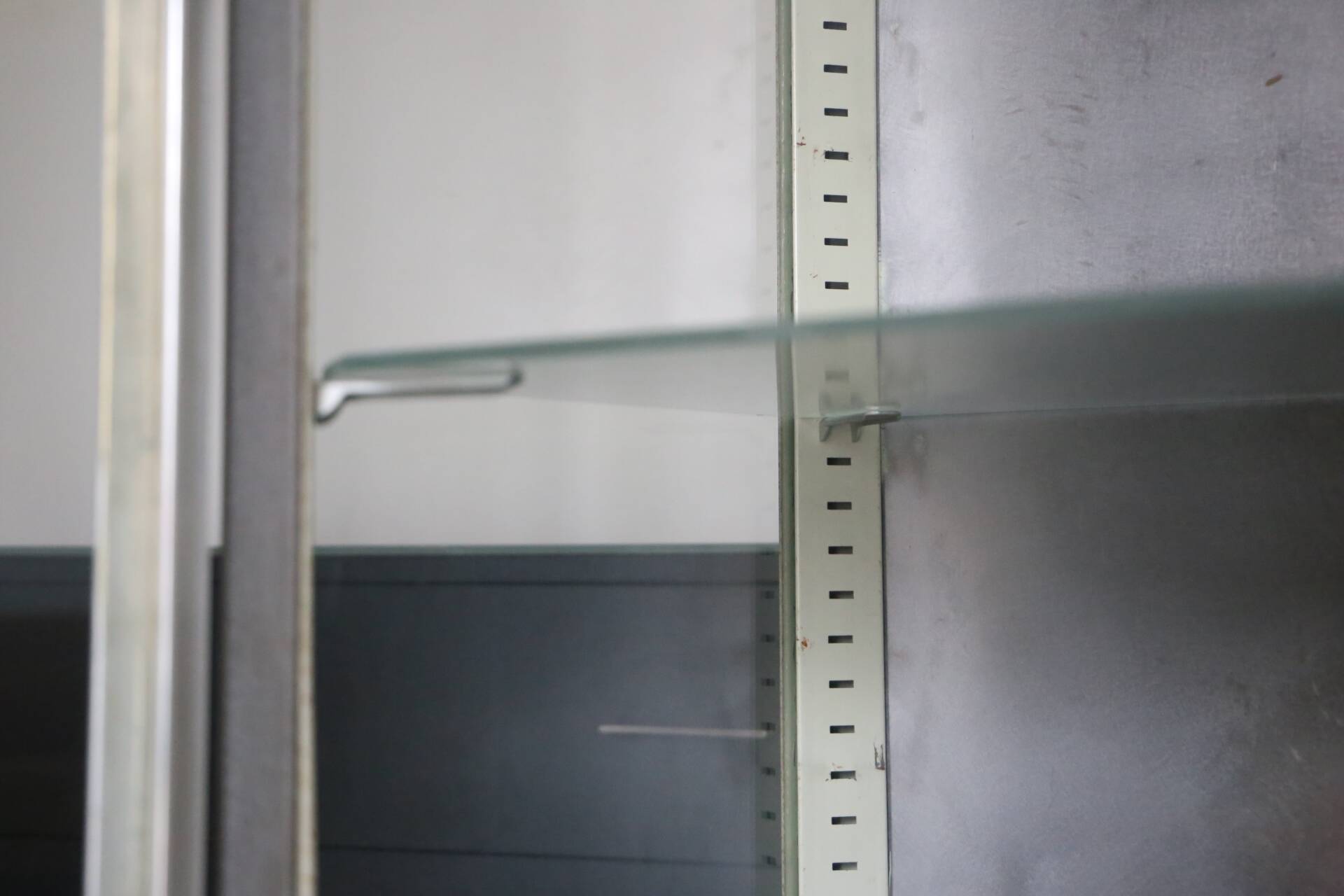 Armoire médicale ancienne 1950