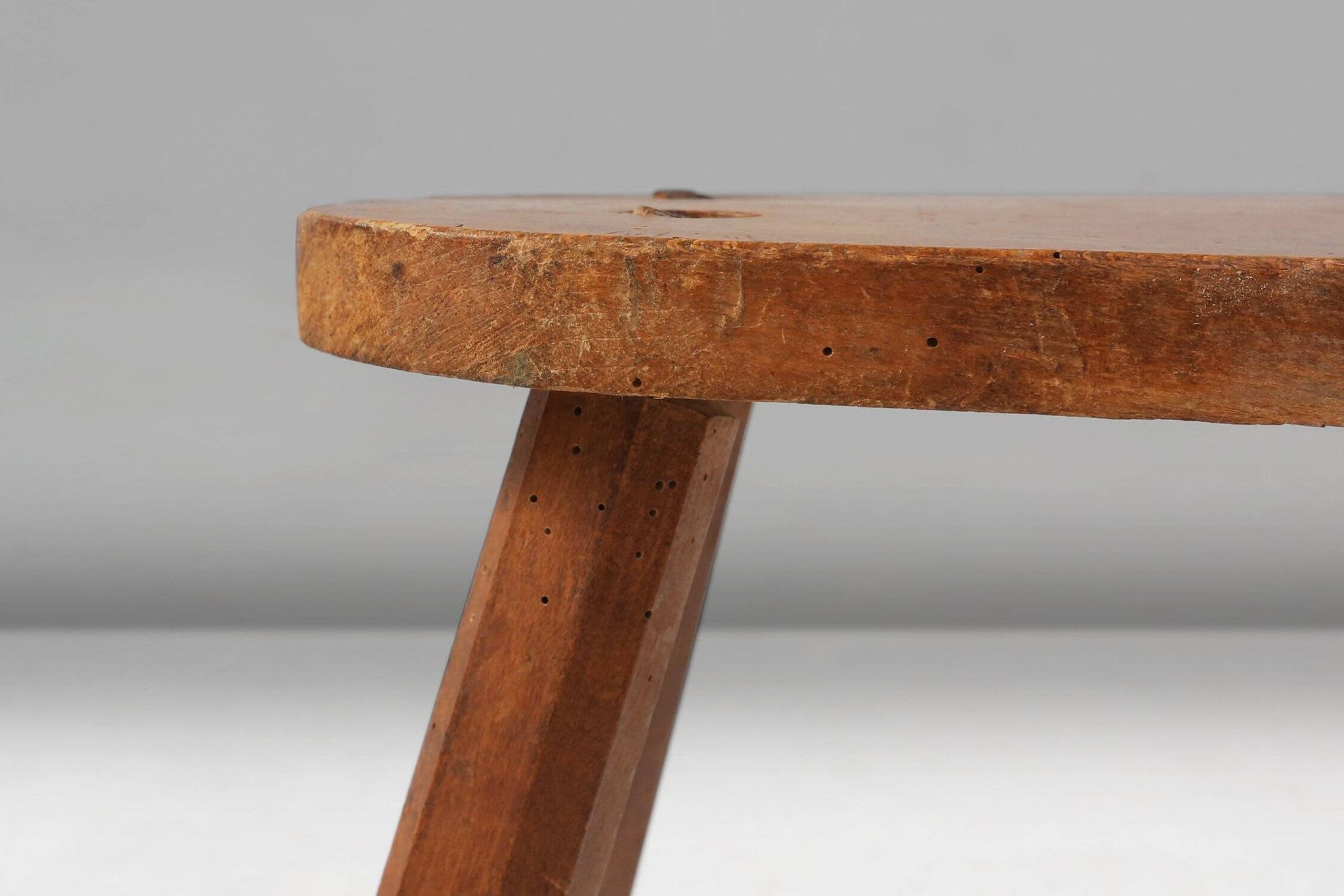 Tabouret en bois rustique sur trépied, France années 1920