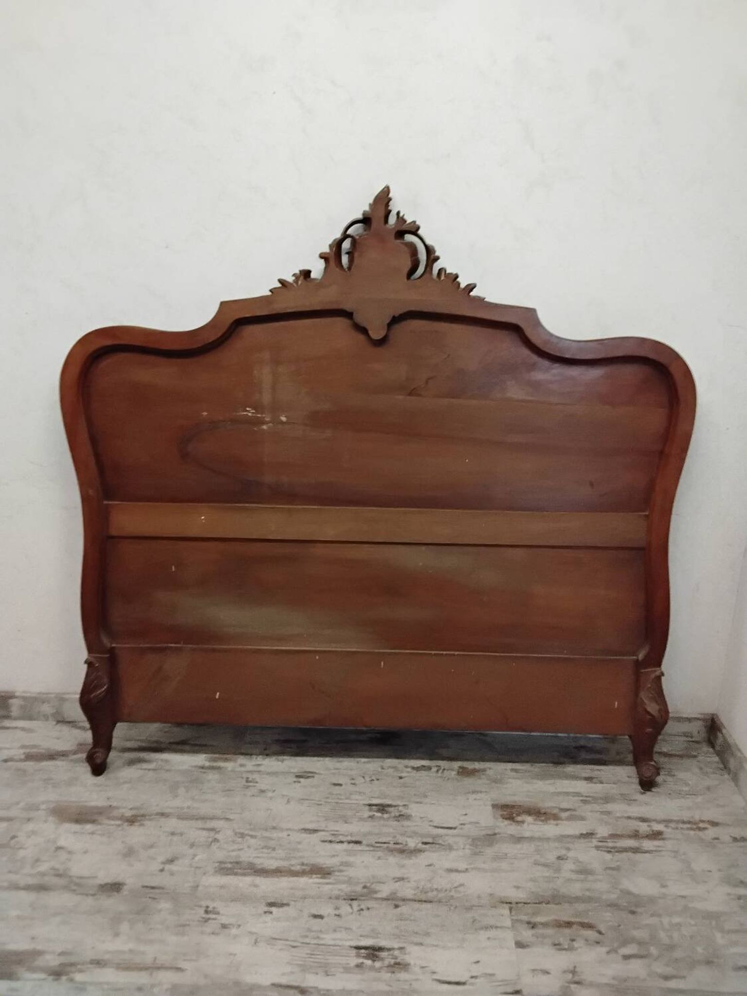 Headboard made of carved wood