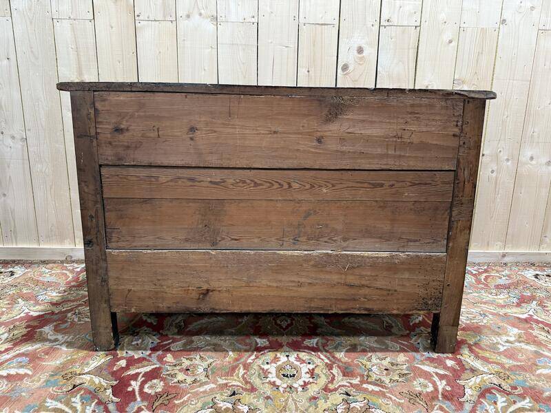 Commode époque Louis XV en noyer massif à poignée coquilles sculptées