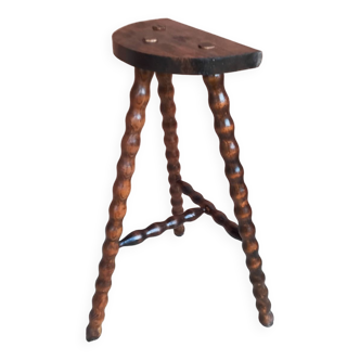 Tabouret tripode en bois perlé