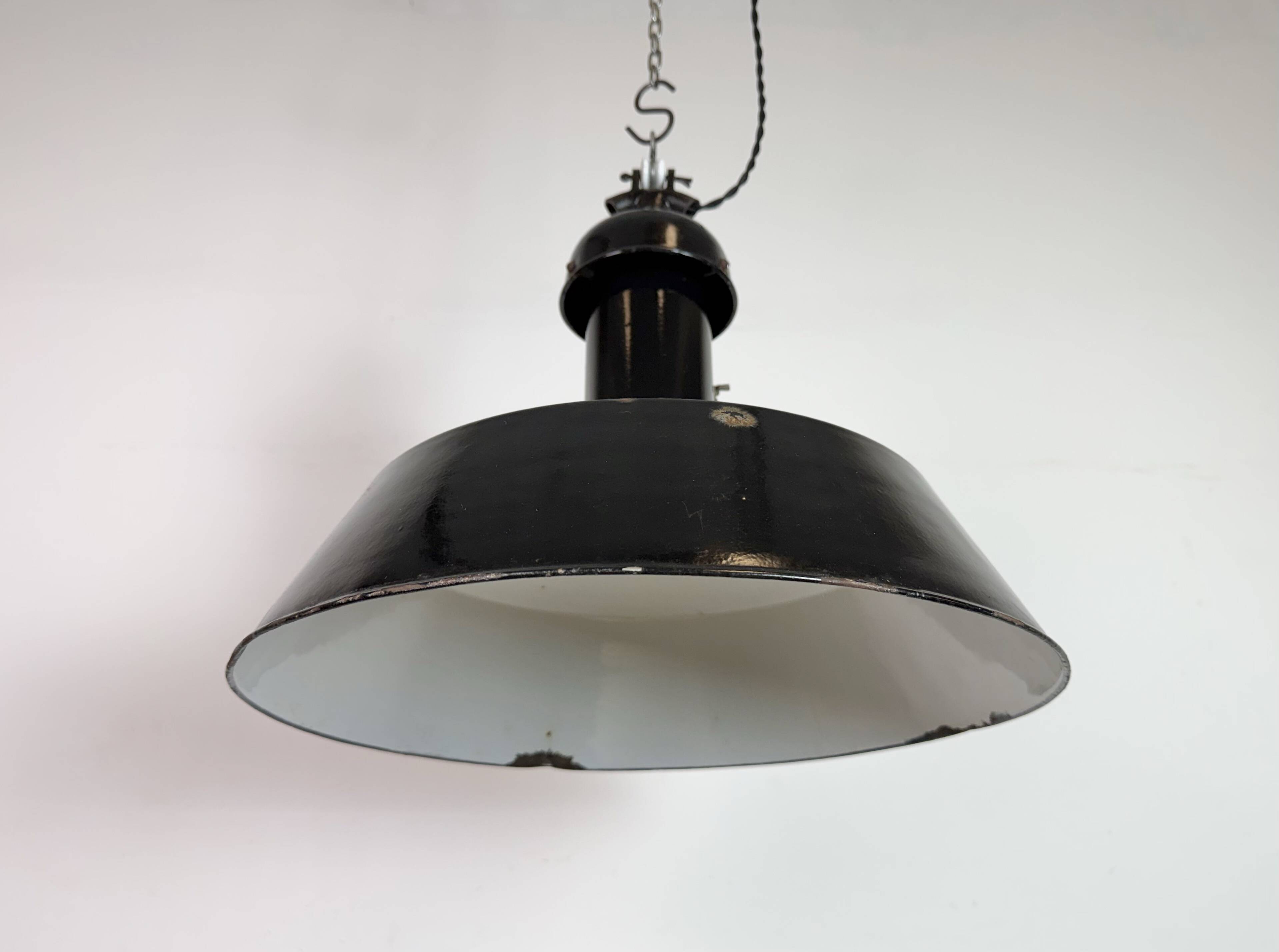 Lampe suspendue Bauhaus en émail noir industriel, années 1930