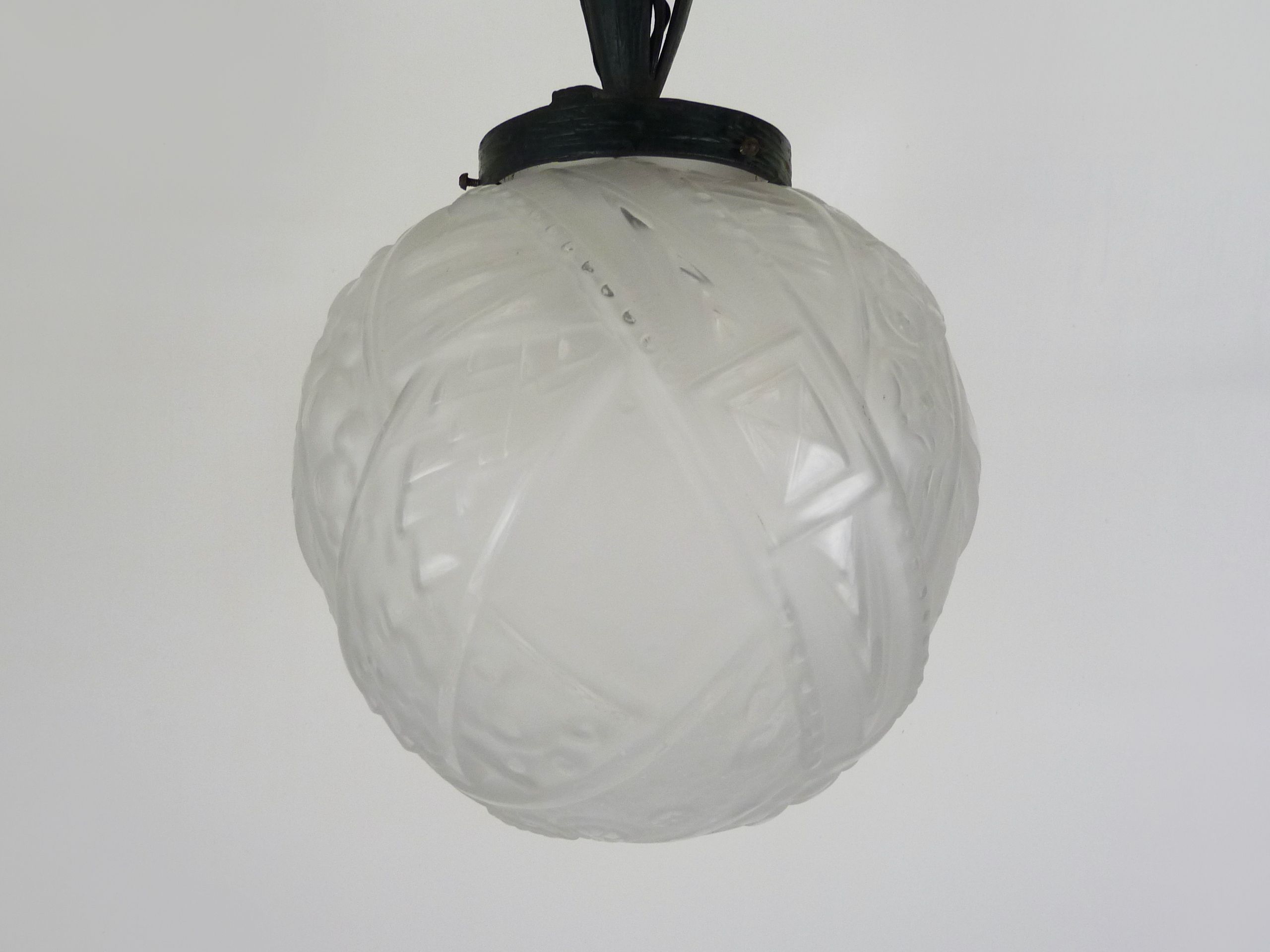 Art Deco hanging lamp in wrought iron Fournet and globe in glass paste