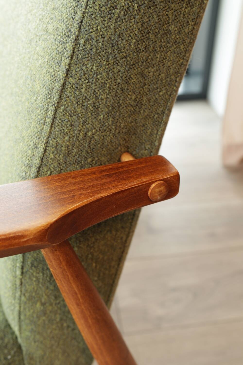 Fauteuil vintage en boucle vert sauge, design milieu de siècle, fauteuil en bois