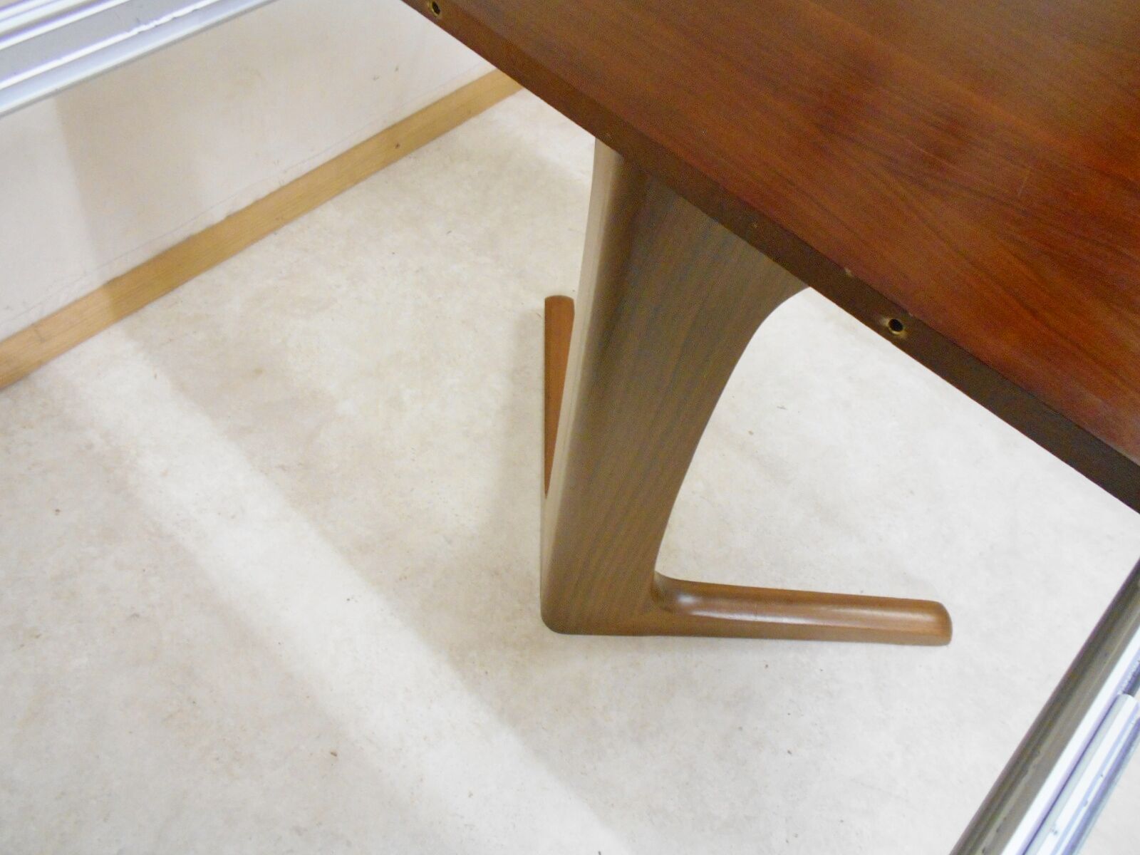 Expandable round teak table