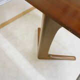 Expandable round teak table