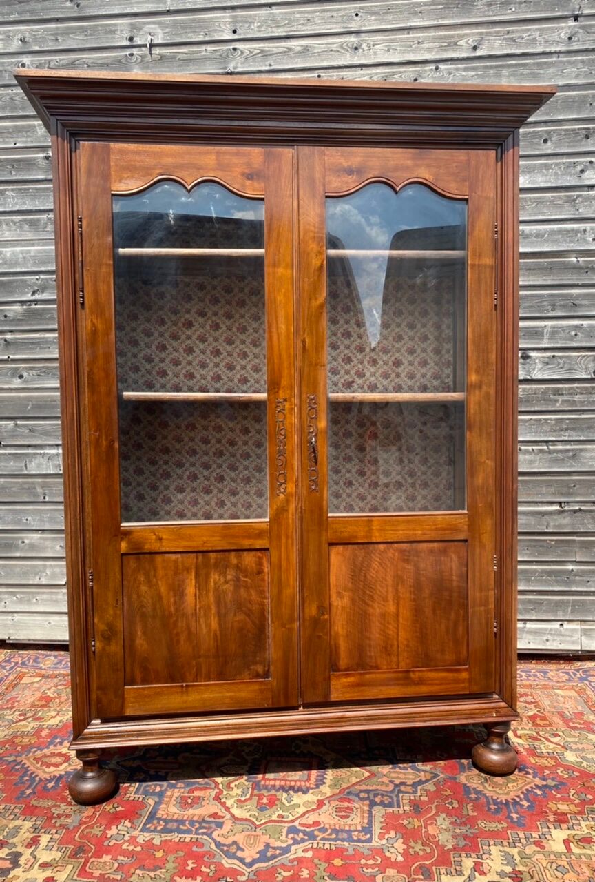 Vitrine en noyer d’époque restauration XIX eme siècle