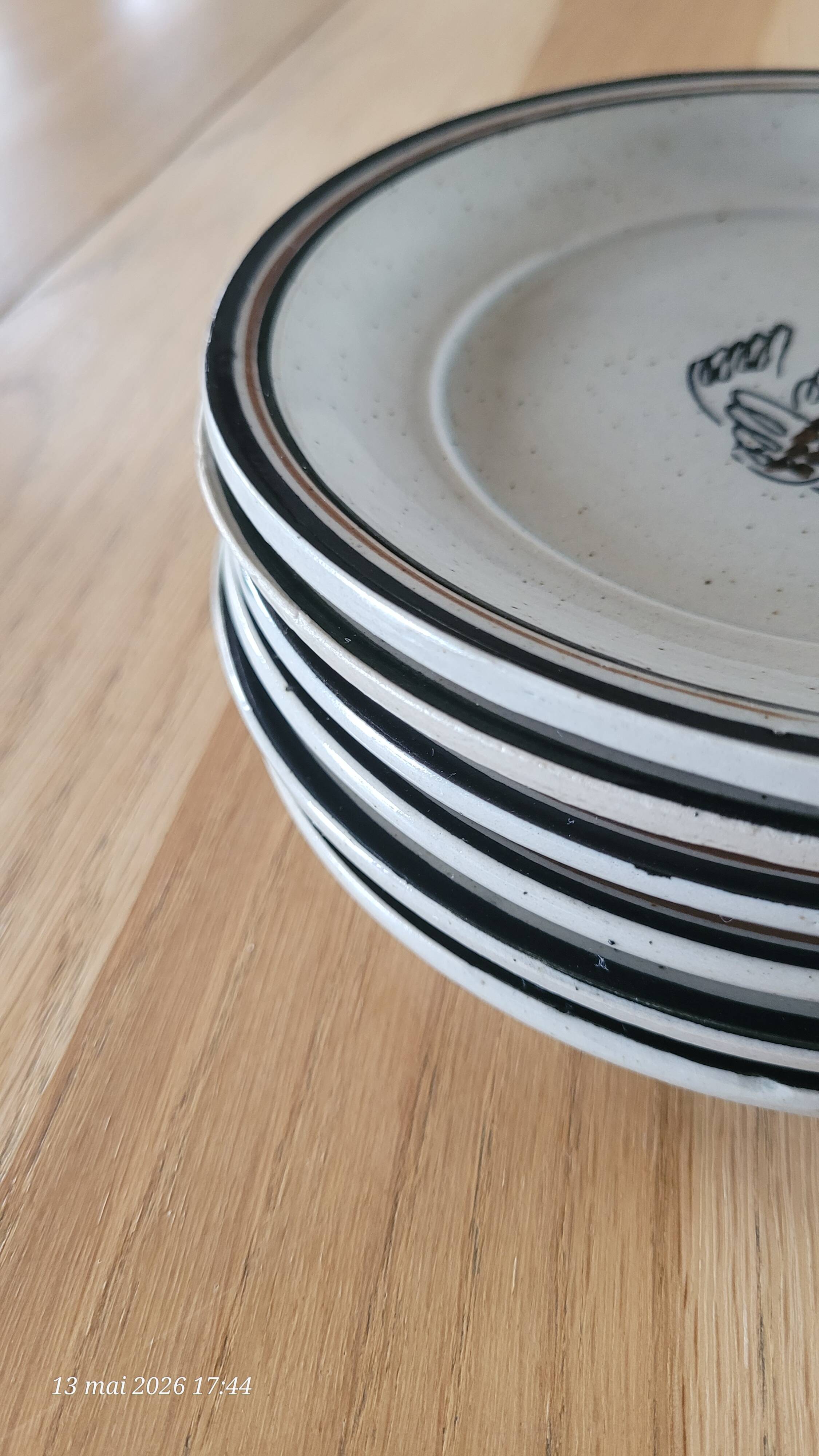6 assiettes à dessert en grès moucheté