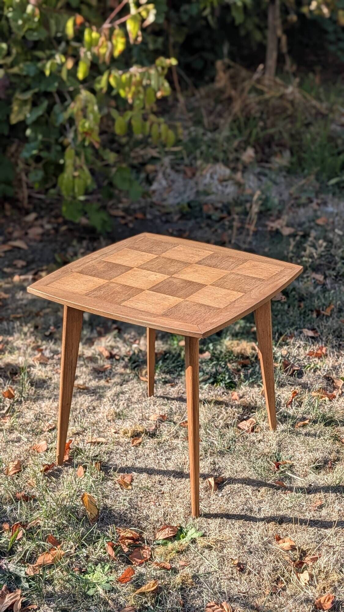 Table d'appoint vintage, plateau damier et pieds compas - Années 50/60